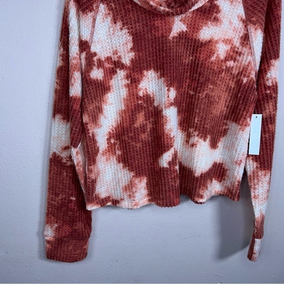 NEW MEDIUM ABOUND RED WHITE TIE DYE WAFFLE KNIT CROPPED COWL NECK TOP - Picture 4 of 10